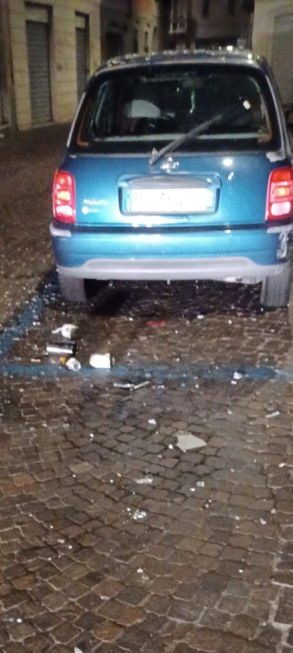 Lanciano oggetti di ogni genere dalla finestra, danni ad auto e vetrine