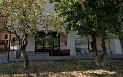 Calcinate, il postamat sfondato: l’ufficio postale resta chiuso