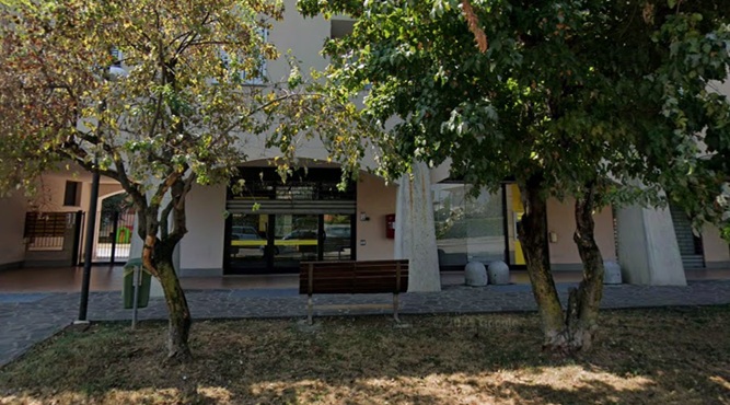 Calcinate, il postamat sfondato: l’ufficio postale resta chiuso