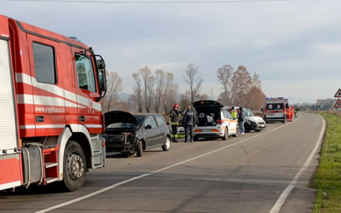 Scontro tra due auto e un furgone, quattro feriti e provinciale chiusa