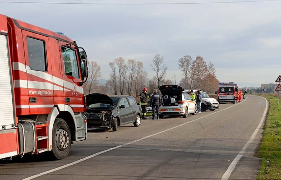 Scontro tra due auto e un furgone, quattro feriti e provinciale chiusa