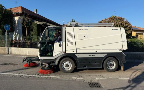 Sindaco, vice e volontari salgono a bordo della motospazzatrice per pulire il paese