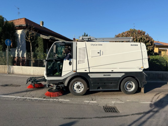 Il Comune acquista la motospazzatrice per continuare le pulizie “di fino”