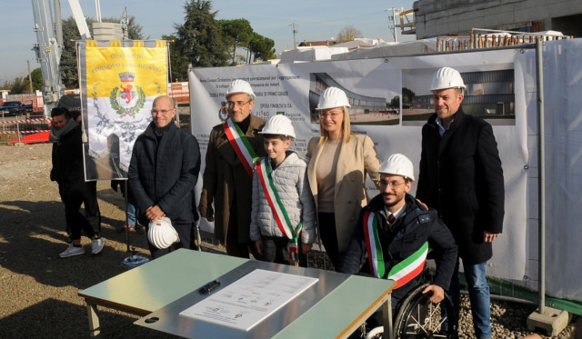 Campus scolastico, posata (simbolicamente) la prima pietra delle nuove scuole