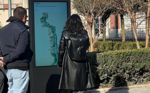 L’anteprima del totem di “Identità Fluenti” cattura il pubblico a Fara d’Adda