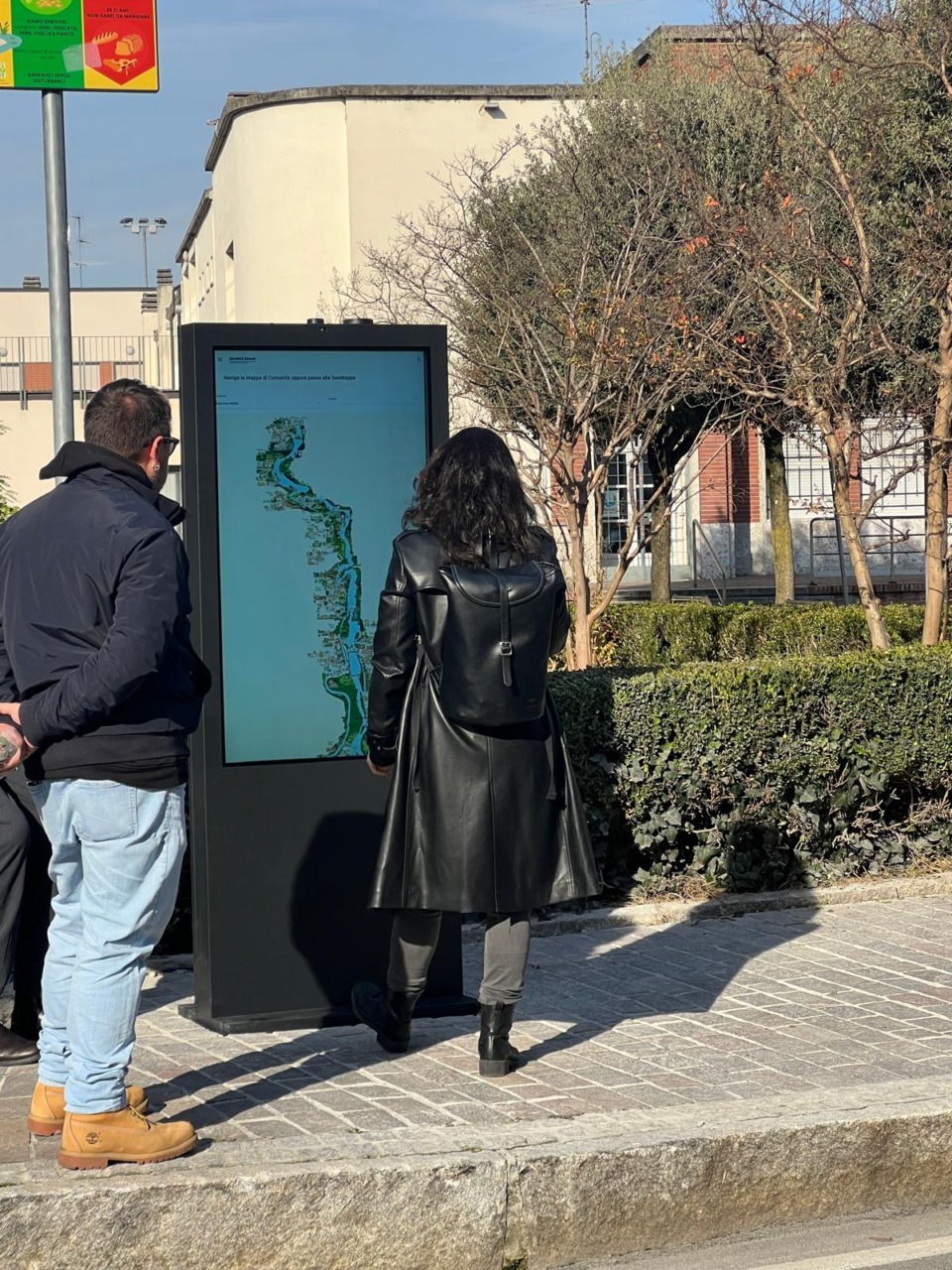 L’anteprima del totem di “Identità Fluenti” cattura il pubblico a Fara d’Adda