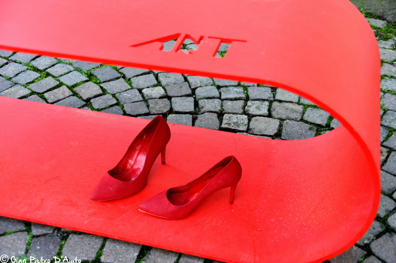 Per non dimenticare la Panchina Rossa: il paese si mobilita contro la violenza sulle donne