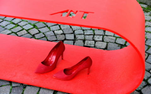 Per non dimenticare la Panchina Rossa: il paese si mobilita contro la violenza sulle donne