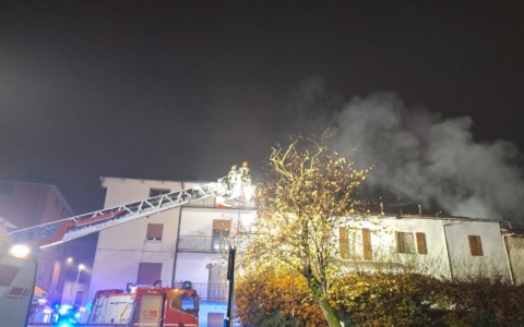 La parrocchia San Michele ospita per due mesi la famiglia sfollata dopo un incendio