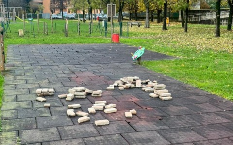 Atti vandalici e parco chiuso: famiglie in attesa da più di un mese