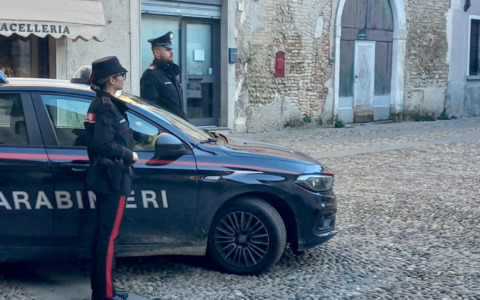 Aggredisce la compagna in strada e la lascia incosciente, 36enne arrestato per maltrattamenti e violenza sessuale