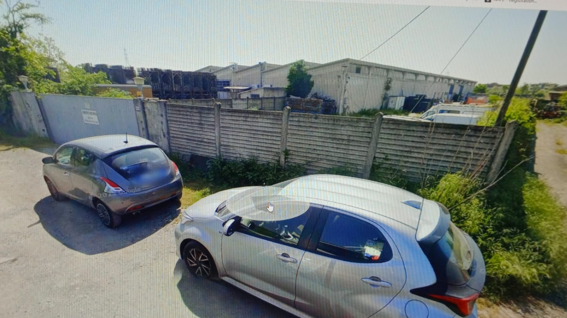 A fuoco il capannone di un’azienda, indagini in corso per incendio doloso