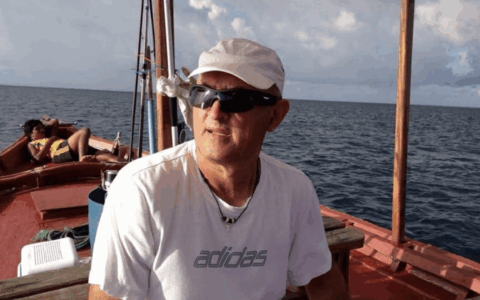 L’uomo delle rogge: il volontario che salva pesci e custodisce l’ecosistema