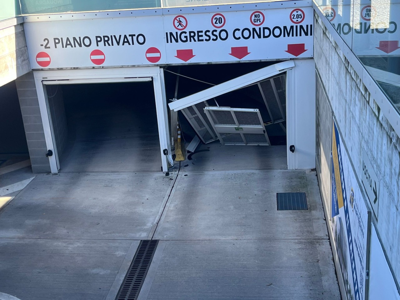 Sfonda con l’auto l’entrata al parcheggio sotterraneo di piazza Setti
