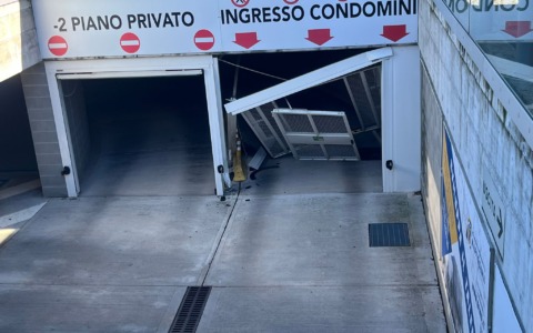 Sfonda con l’auto l’entrata al parcheggio sotterraneo di piazza Setti
