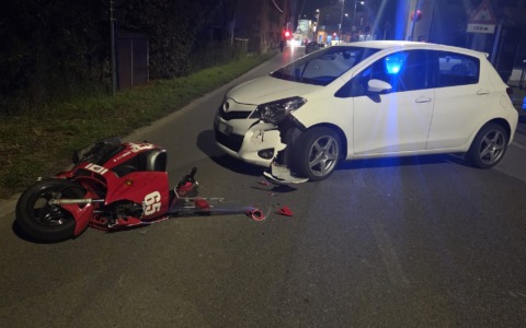Centra uno scooter uscendo dal parcheggio, ferito un 63enne