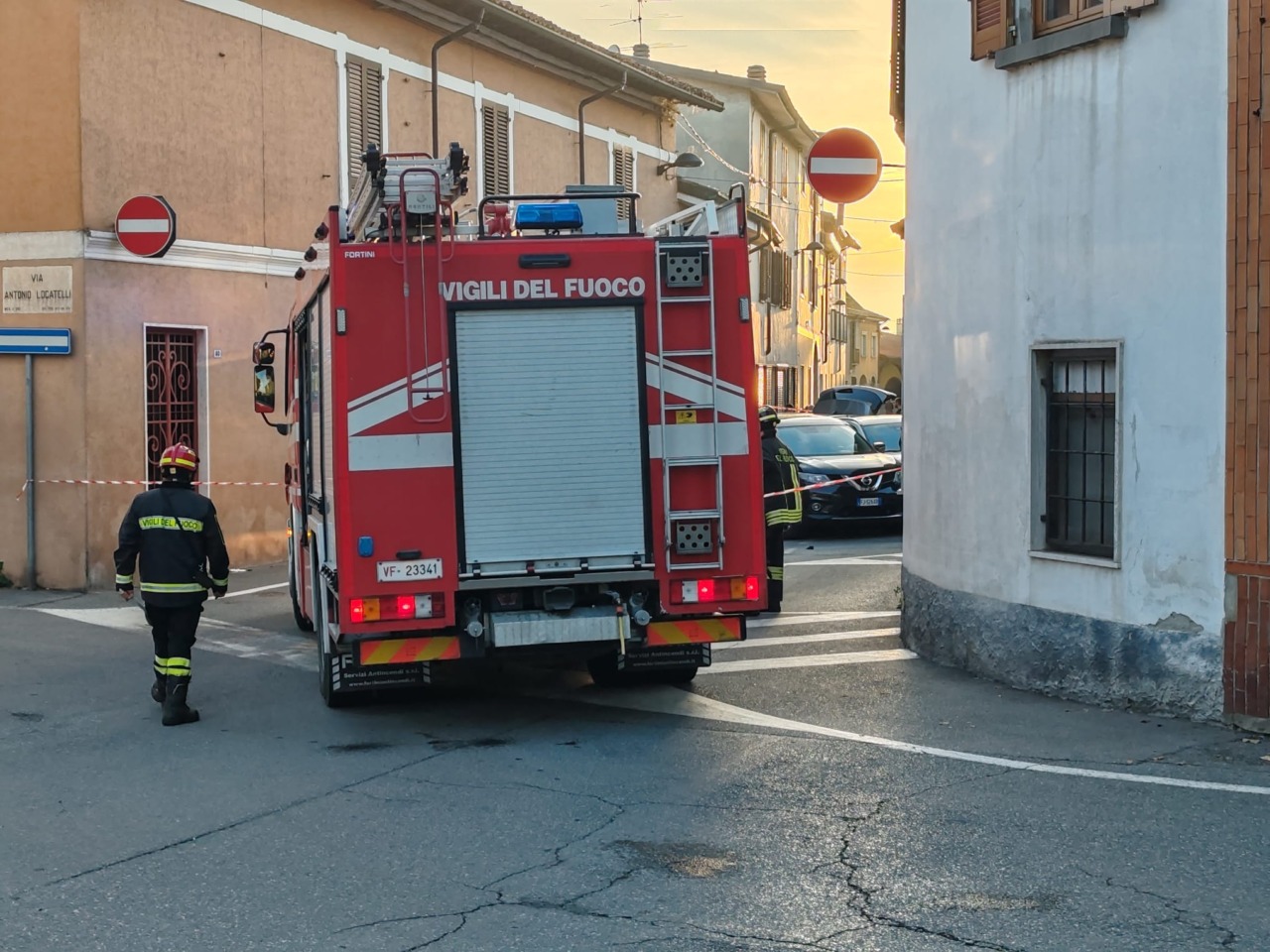 Colto da un malore alla guida centra due auto in sosta, grave un 53enne