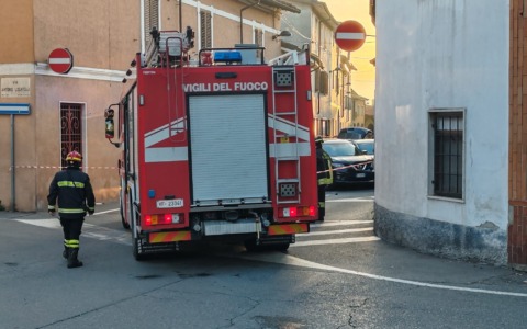 Colto da un malore alla guida centra due auto in sosta, grave un 53enne