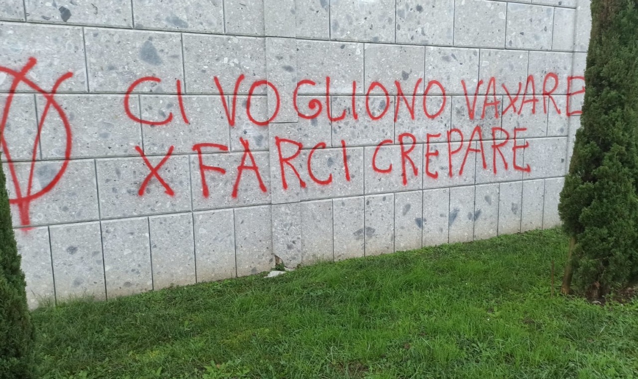 Dopo Seriate anche Ghisalba, scritte “no vax” sul muro del cimitero
