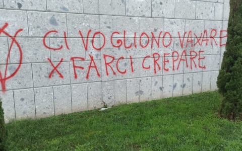 Dopo Seriate anche Ghisalba, scritte “no vax” sul muro del cimitero