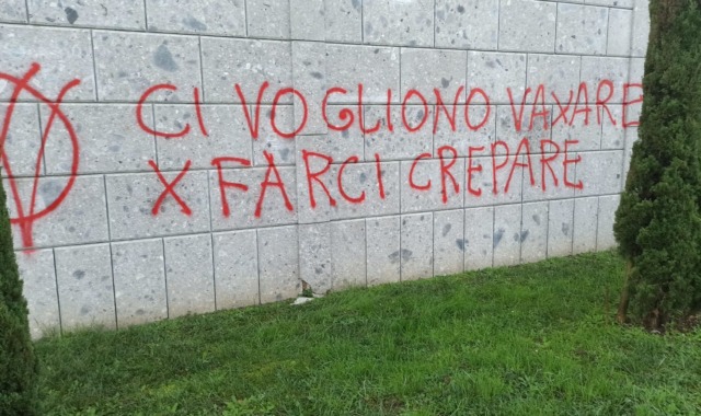 Dopo Seriate anche Ghisalba, scritte “no vax” sul muro del cimitero