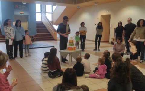 Dieci anni di volontariato per la biblioteca: la festa delle API di Cologno