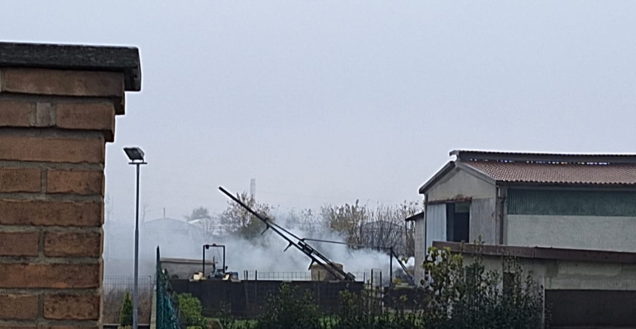 Incendio nel fienile, Vigili del fuoco in azione a Urgnano