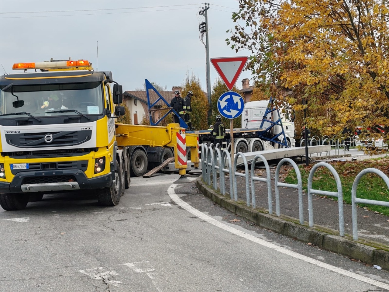 Camion perde una lastra di cemento che finisce sulla ciclabile, strada bloccata a Brignano