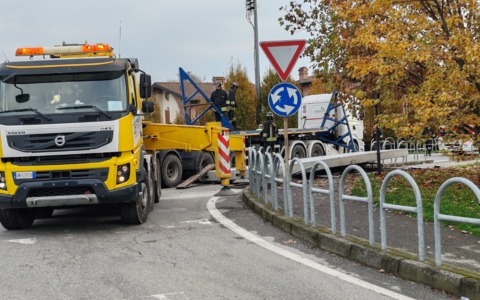 Camion perde una lastra di cemento che finisce sulla ciclabile, strada bloccata a Brignano