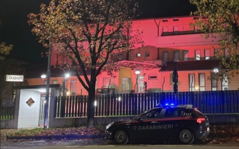 Anche la caserma dei carabinieri di Treviglio si tinge di arancione contro la violenza sulle donne