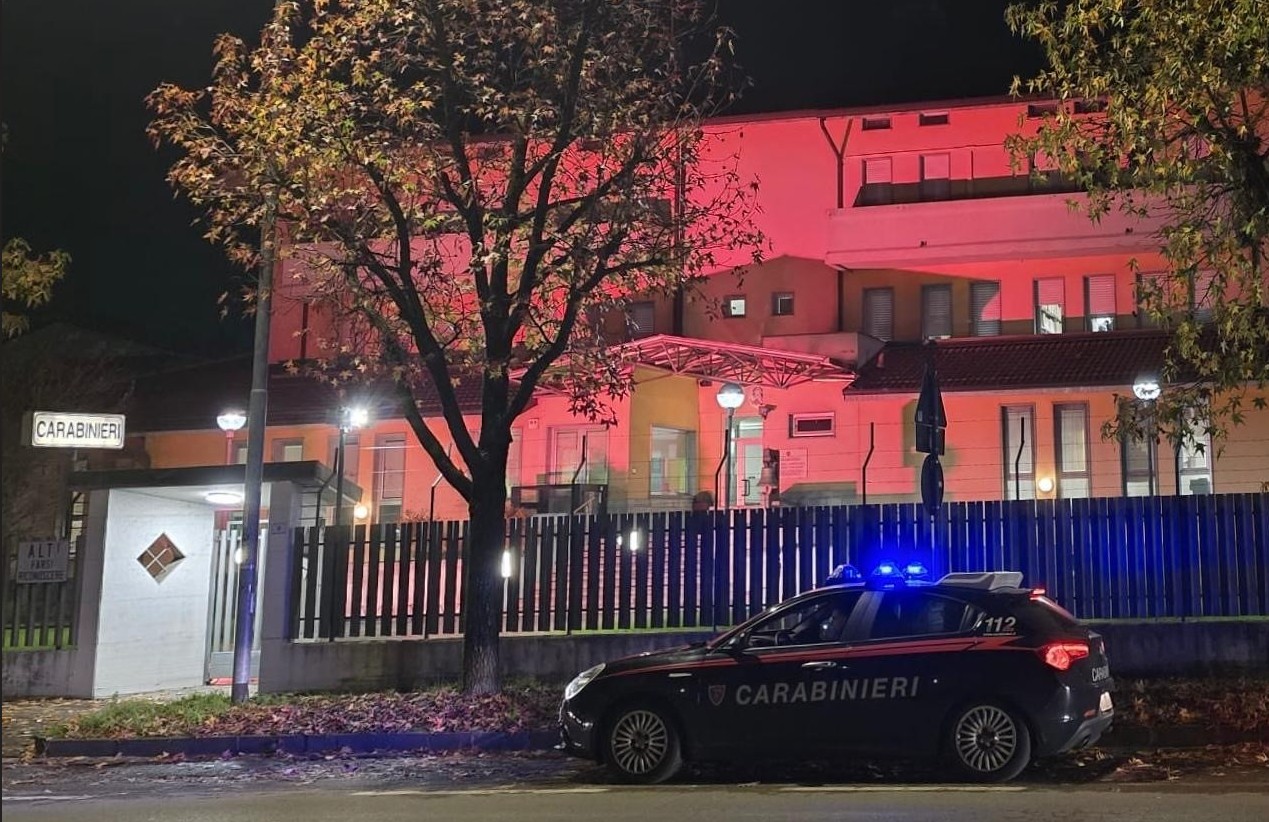 Anche la caserma dei carabinieri di Treviglio si tinge di arancione contro la violenza sulle donne