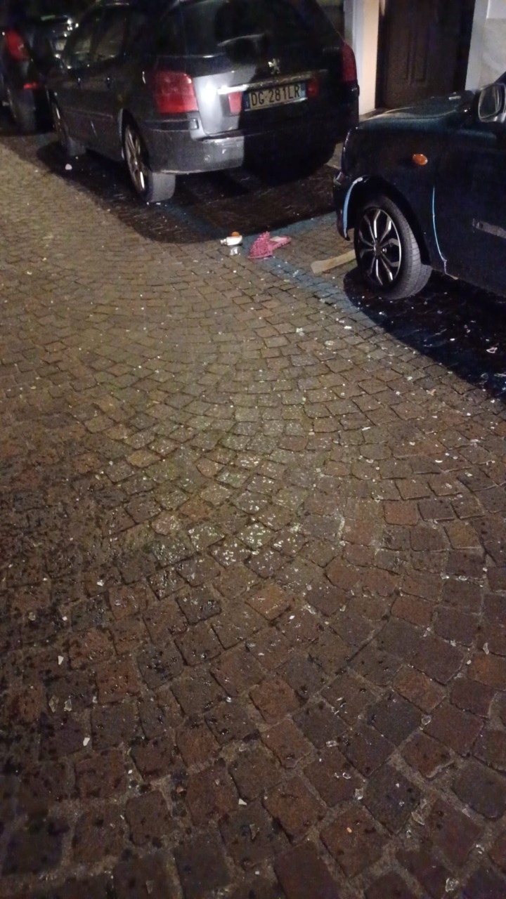 Lanciano oggetti dalla finestra