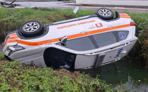 Non rispetta il rosso e travolge un’automedica, ferito un soccorritore