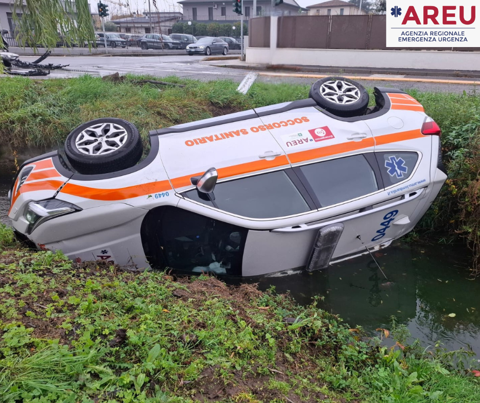 Non rispetta il rosso e travolge un’automedica, ferito un soccorritore