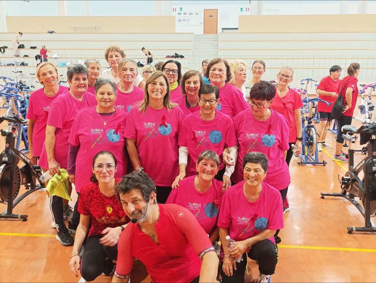 In sella per le donne con la prima “Pedalata in rosso” per sostenere il Centro antiviolenza di Bergamo