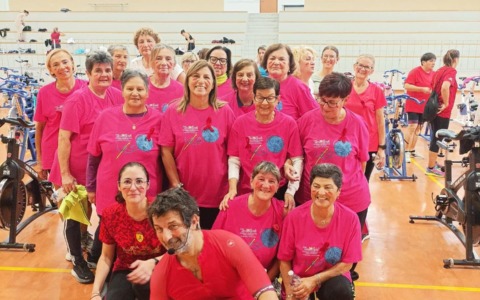 In sella per le donne con la prima “Pedalata in rosso” per sostenere il Centro antiviolenza di Bergamo