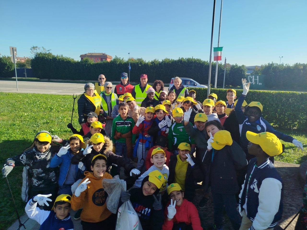 “Puliamo il mondo”, un piccolo “esercito” di bambini libera strade e parchi dai rifiuti