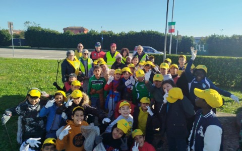 “Puliamo il mondo”, un piccolo “esercito” di bambini libera strade e parchi dai rifiuti