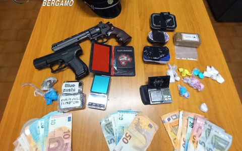 Fermati in auto con hashish, cocaina e un falso distintivo: arrestati due pregiudicati bergamaschi