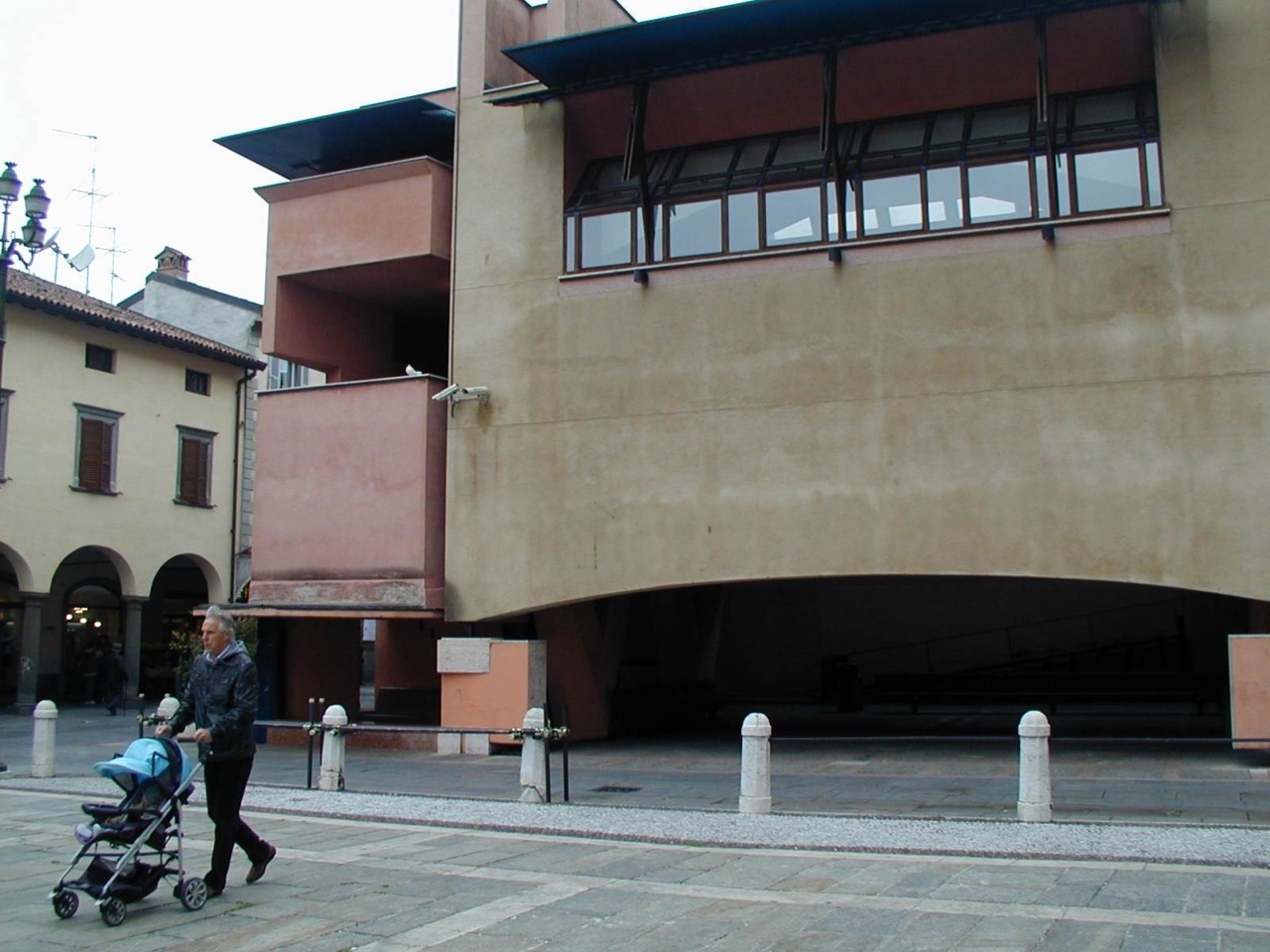 Palazzo Muratori, “il mostro” di Romano verso la demolizione: torna la luce in piazza