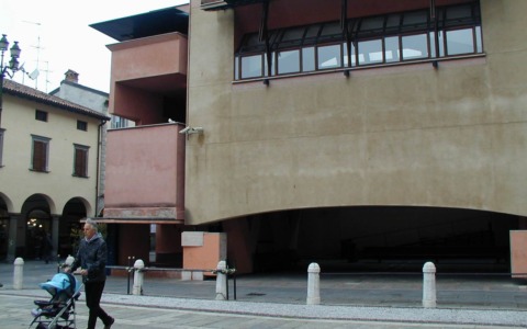 Palazzo Muratori, “il mostro” di Romano verso la demolizione: torna la luce in piazza