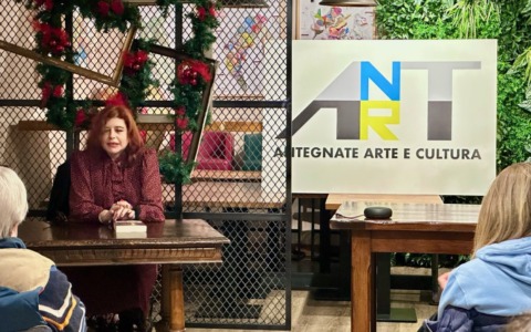 Antegnate inaugura “Aperitivi con l’Autore”: grande successo per la prima serata dedicata a Silvia Stucchi