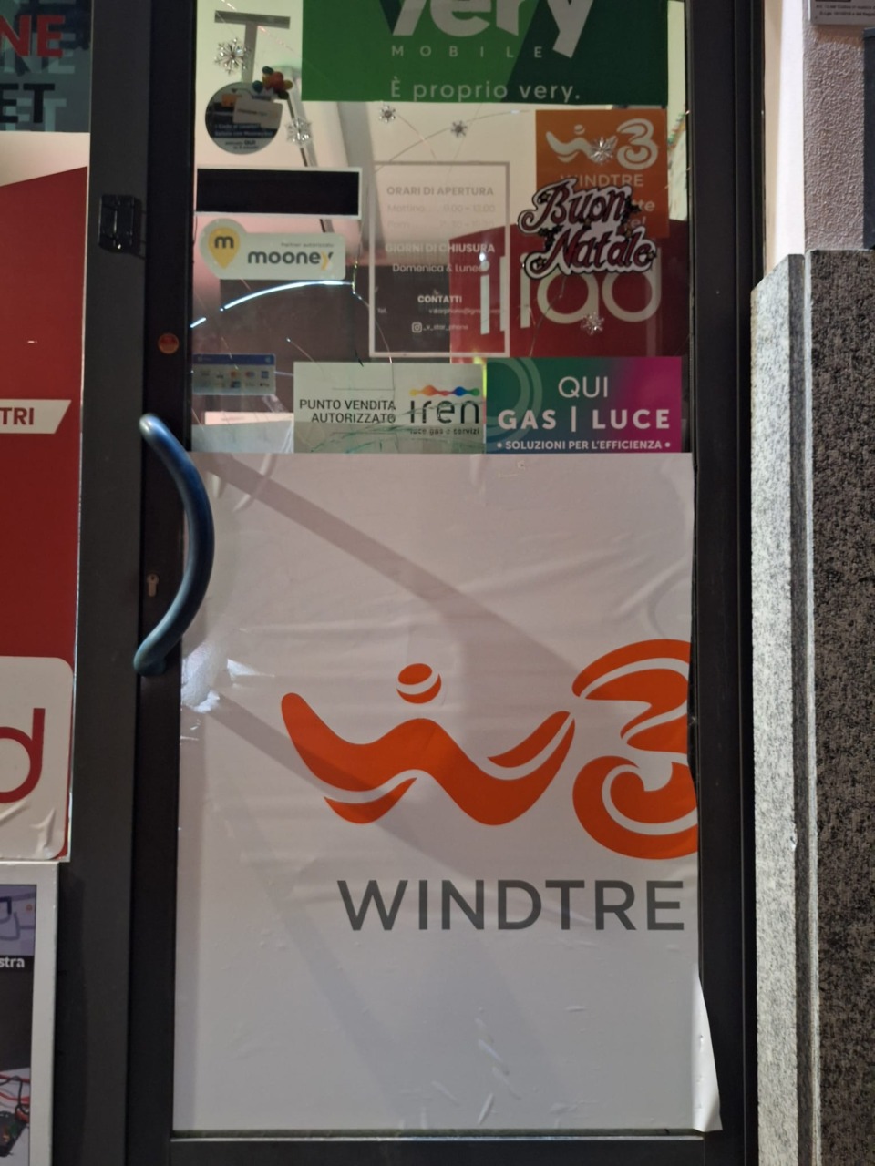 Sfondano la porta con un tombino e svuotano il negozio