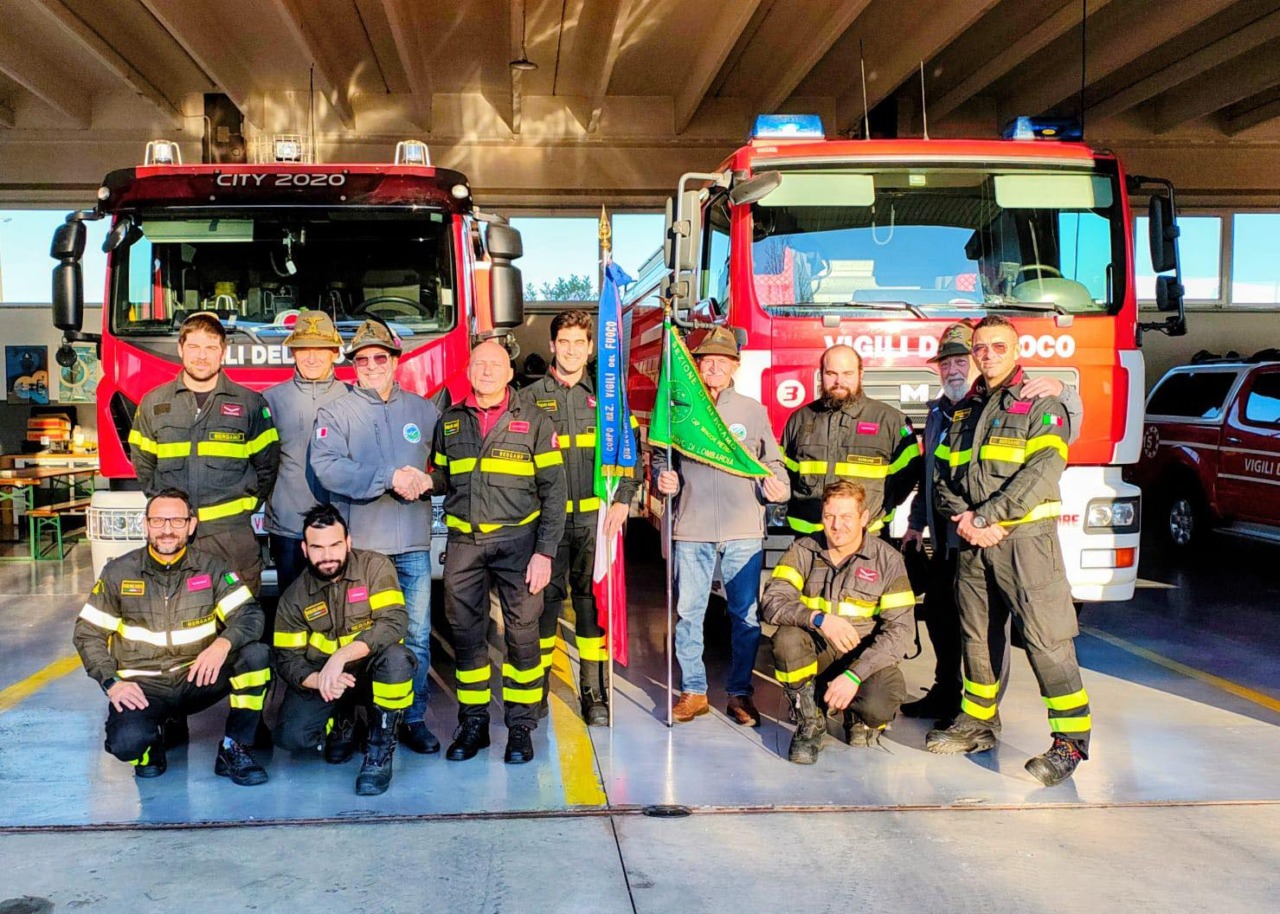 Gli Alpini sostengono i Vigili del Fuoco volontari di Romano: prosegue la riqualificazione della caserma