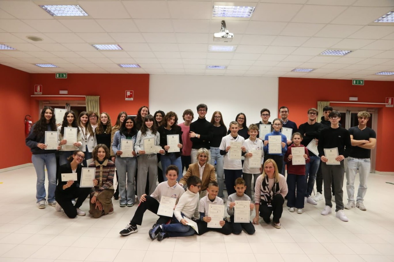 Calcinate premia i suoi giovani: consegnate le borse di studio dell’Amministrazione Comunale