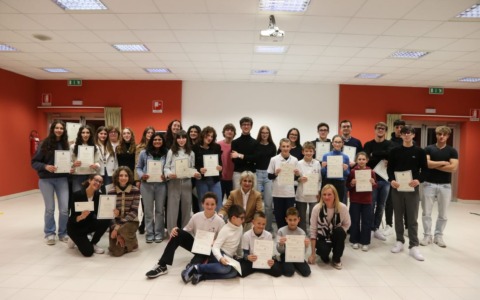 Calcinate premia i suoi giovani: consegnate le borse di studio dell’Amministrazione Comunale