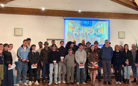 Giovani al centro, il Comune premia il merito scolastico e consegna la Costituzione ai 18enni