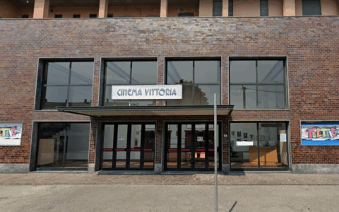 Il “Cinema Vittoria” rischia di chiudere, l’appello del parroco: “Venite a vedere un film”