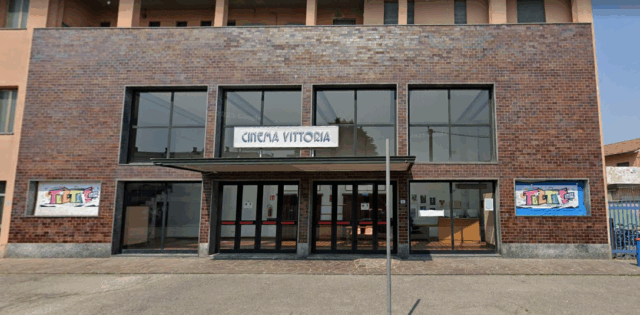 Il “Cinema Vittoria” rischia di chiudere, l’appello del parroco: “Venite a vedere un film”