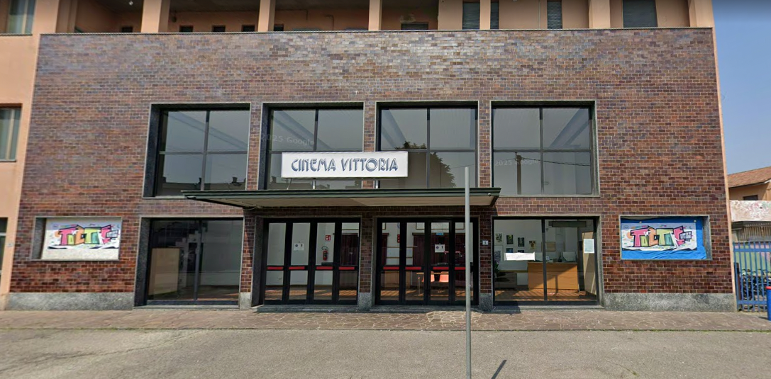 Il “Cinema Vittoria” rischia di chiudere, l’appello del parroco: “Venite a vedere un film”